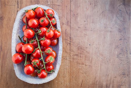 Still life of cherry vine tomatoes in cardboard container Stockbilder - Premium RF Lizenzfrei, Bildnummer: 649-07560203