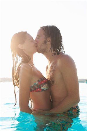 Romantic couple kissing in outdoor swimming pool Fotografie stock - Premium Royalty-Free, Codice: 649-07560301