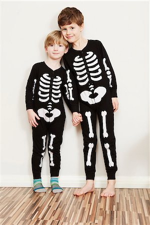 pauroso - Two boys dressed in skeleton outfits Fotografie stock - Premium Royalty-Free, Codice: 649-07560311