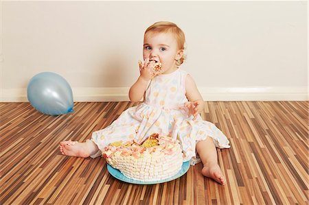 first birthday - Toddler girl devouring birthday cake Foto de stock - Sin royalties Premium, Código: 649-07560322