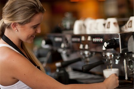 simsearch:614-07032195,k - Young female waitress preparing coffee in cafe Foto de stock - Royalty Free Premium, Número: 649-07585067