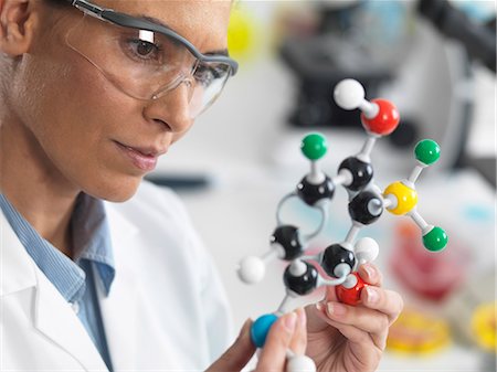 Scientist viewing a molecular structure in a laboratory Photographie de stock - Premium Libres de Droits, Code: 649-07585110