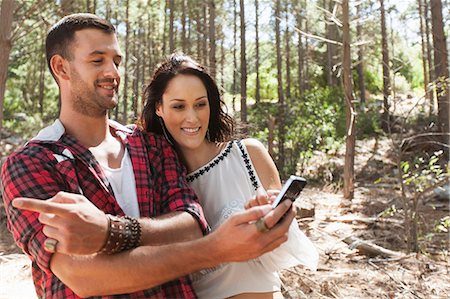 paseando - Young couple in forest, man pointing Foto de stock - Sin royalties Premium, Código: 649-07585154