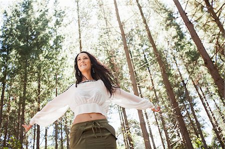 Young woman in forest, arms outstretched Photographie de stock - Premium Libres de Droits, Code: 649-07585153