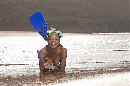 plongeur en apnée - Young woman lying on beach, wearing snorkel Photographie de stock - Premium Libres de Droits, Code: 649-07585206