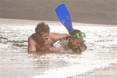 plongeur en apnée - Young couple lying in sea, wearing snorkel Photographie de stock - Premium Libres de Droits, Code: 649-07585207