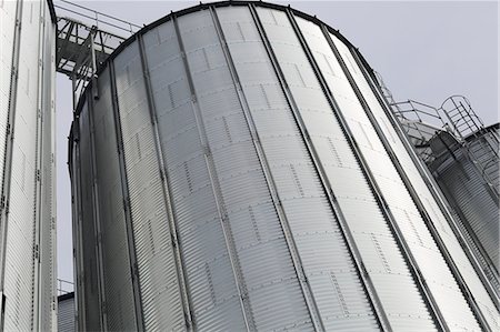 simsearch:693-06020309,k - Detail of silver silos in port Stock Photo - Premium Royalty-Free, Code: 649-07585201