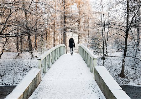 finlande - Woman crossing snow-covered bridge, rear view Stock Photo - Premium Royalty-Free, Code: 649-07585210