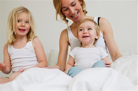 süß - Portrait of mid adult woman in bed with two daughters Stockbilder - Premium RF Lizenzfrei, Bildnummer: 649-07585438
