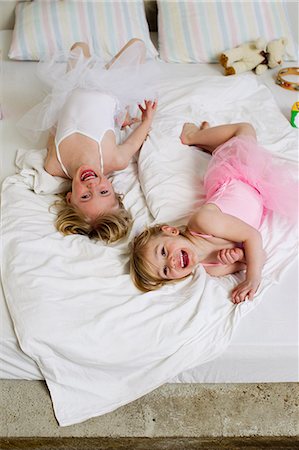 simsearch:649-07585455,k - Portrait of two young sisters playing on bed Photographie de stock - Premium Libres de Droits, Code: 649-07585455