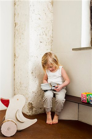 Young girl playing with toy car in corridor Photographie de stock - Premium Libres de Droits, Code: 649-07585472