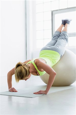 sport treiben - Young woman doing press up with exercise ball Stockbilder - Premium RF Lizenzfrei, Bildnummer: 649-07585507