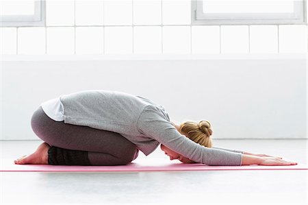 fitnessstudio - Young woman in yoga pose on yoga mat Stockbilder - Premium RF Lizenzfrei, Bildnummer: 649-07585527