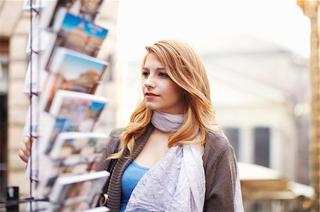 Young woman looking at postcards, Rome, Italy Photographie de stock - Premium Libres de Droits, Code: 649-07585557