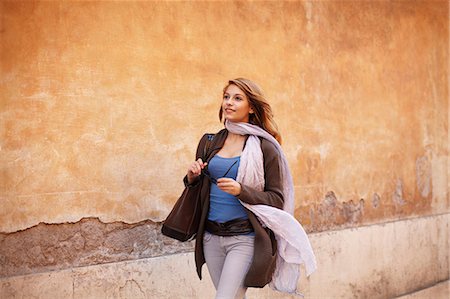 femme une personne - Elegant young woman strolling down street Photographie de stock - Premium Libres de Droits, Code: 649-07585558