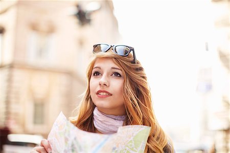 simsearch:649-08328031,k - Young woman with street map looking lost, Rome, Italy Fotografie stock - Premium Royalty-Free, Codice: 649-07585576