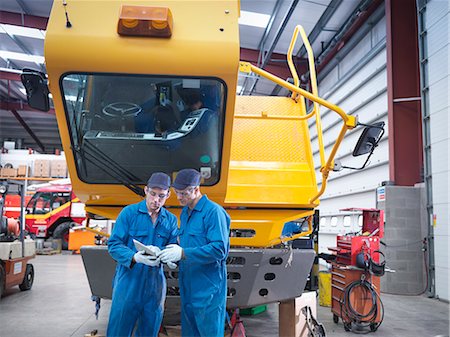 Engineers use digital tablet in truck repair factory Photographie de stock - Premium Libres de Droits, Code: 649-07585598