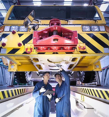 steinbruch - Engineers inspecting underneath truck in repair factory Stockbilder - Premium RF Lizenzfrei, Bildnummer: 649-07585611
