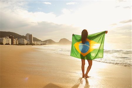playa copacabana - Woman holding Brazilian flag on Copacabana Beach, Rio, Brazil Foto de stock - Sin royalties Premium, Código: 649-07585729