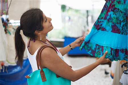 Mature woman looking at skirt on market stall, Ipanema, Rio De Janeiro, Brazil Photographie de stock - Premium Libres de Droits, Code: 649-07585734