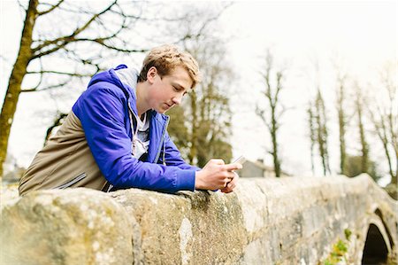 solitario - Unhappy teenage boy leaning over rural bridge Foto de stock - Sin royalties Premium, Código: 649-07585747