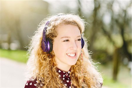 simsearch:614-06974366,k - Portrait of teenage girl listening to headphones Foto de stock - Royalty Free Premium, Número: 649-07585758