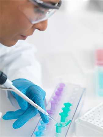 Female scientist pipetting DNA samples for analysis Photographie de stock - Premium Libres de Droits, Code: 649-07596080