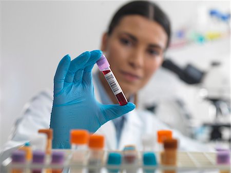 Doctor preparing to view blood sample under microscope in laboratory for medical testing Foto de stock - Sin royalties Premium, Código: 649-07596124