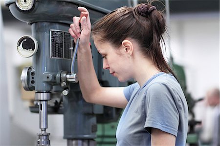 female mechanic portrait - Female engineer using machine in workshop Photographie de stock - Premium Libres de Droits, Code: 649-07596120