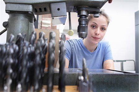 female mechanic portrait - Portrait of female engineer in workshop Photographie de stock - Premium Libres de Droits, Code: 649-07596122