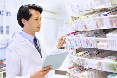 Male pharmacist stock taking in pharmacy Stockbilder - Premium RF Lizenzfrei, Bildnummer: 649-07596149