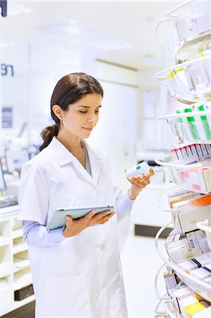 pharmacy shelf - Young female pharmacist stock taking in pharmacy Photographie de stock - Premium Libres de Droits, Code: 649-07596151