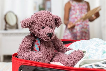 simsearch:649-08564128,k - Teddy bear in open suitcase Stockbilder - Premium RF Lizenzfrei, Bildnummer: 649-07596170