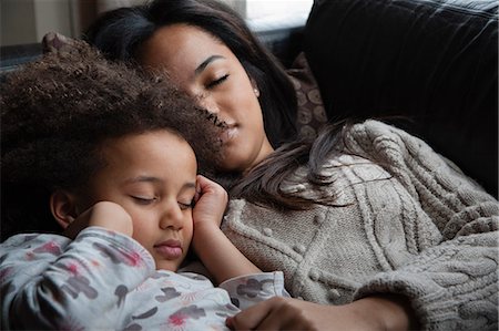 Two sisters asleep on sofa Photographie de stock - Premium Libres de Droits, Code: 649-07596196