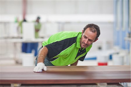 pequeña empresa - Carpenter checking quality of wood in workshop Foto de stock - Sin royalties Premium, Código: 649-07596221