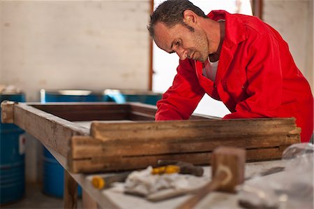 sin autorización del modelo - Carpenter working on wooden frame Foto de stock - Sin royalties Premium, Código: 649-07596289