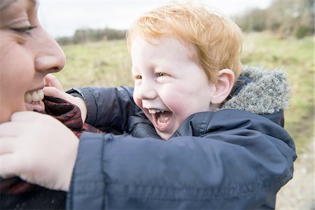 encapotado - Male toddler hugging his mother Foto de stock - Sin royalties Premium, Código: 649-07596336