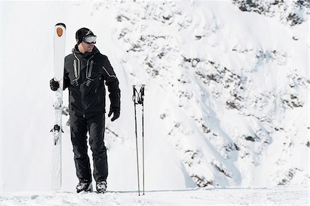 simsearch:649-09078176,k - Portrait of mid adult man holding skies, Obergurgl, Austria Foto de stock - Royalty Free Premium, Número: 649-07596497