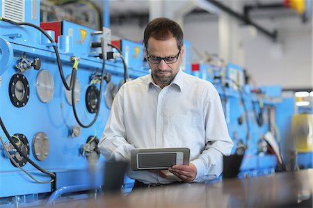 Technical manager checking information on digital tablet Foto de stock - Sin royalties Premium, Código: 649-07596568