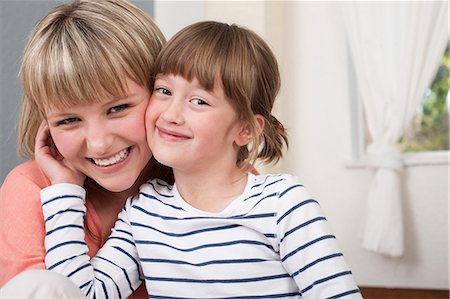 pessoa cuidando do bebê - Portrait of young woman and girl Foto de stock - Royalty Free Premium, Número: 649-07596588