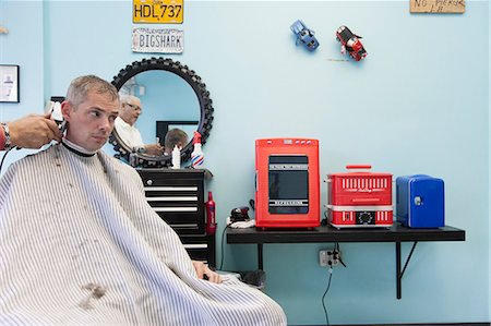 simsearch:693-03307097,k - Barber shaving man's hair Foto de stock - Royalty Free Premium, Número: 649-07596583