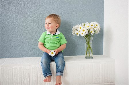 daisies in vase - Baby boy playing with flowers Stock Photo - Premium Royalty-Free, Code: 649-07596596