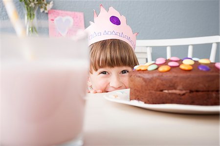 pastel de cumpleaños - Girl hiding behind cake Foto de stock - Sin royalties Premium, Código: 649-07596602