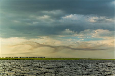 parque nacional chobe - Stormy sky, Kasane, Chobe National Park, Botswana, Africa Foto de stock - Sin royalties Premium, Código: 649-07596638