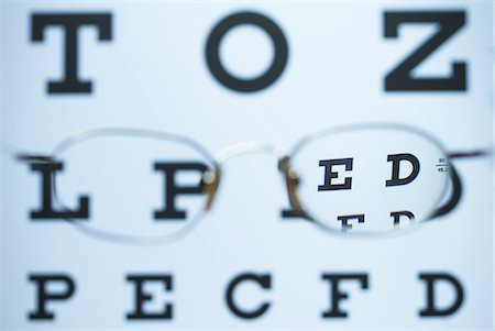 eye care medicine - Spectacles with one myopic lens (negative) and the other is missing are used to look at the Snellen eye chart. The image is in focus when looking through the lens Stock Photo - Premium Royalty-Free, Code: 649-07596652