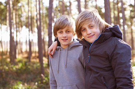 Portrait of twin brothers in forest Foto de stock - Royalty Free Premium, Número: 649-07596718