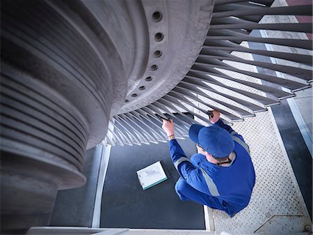 precisión - Engineer inspecting steam turbine in repair works Foto de stock - Sin royalties Premium, Código: 649-07596758