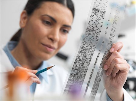 Female scientist examining DNA gel in laboratory for genetic research Fotografie stock - Premium Royalty-Free, Codice: 649-07596780