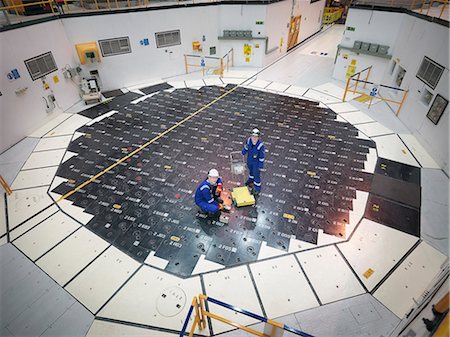 plancher - Engineers using sensors on pile cap in nuclear power station, high angle view Photographie de stock - Premium Libres de Droits, Code: 649-07647786