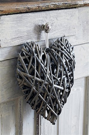 stillleben - Heart shaped decoration, hanging on handle Photographie de stock - Premium Libres de Droits, Code: 649-07647828